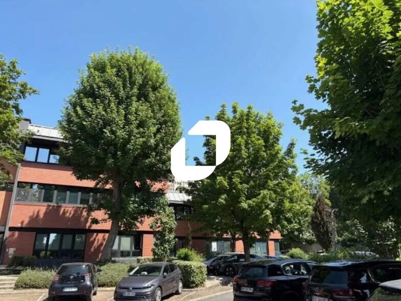 Office in Saint-Ouen-sur-Seine to rent - Building Photo - Image 2 of 12