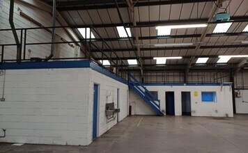 Haxter Clos, Roborough to rent Interior Photo- Image 2 of 6