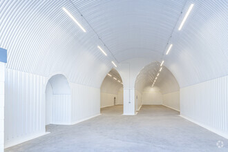 Raymouth Rd, London to rent Interior Photo- Image 1 of 4