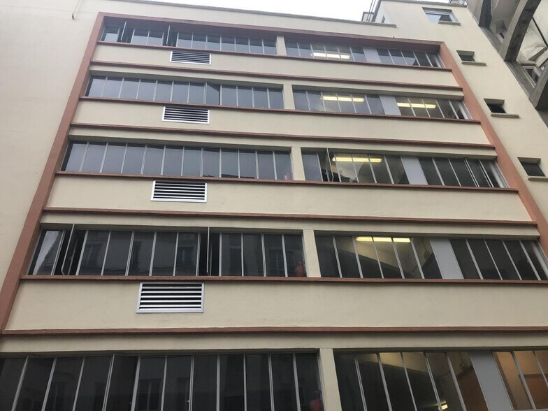 Light Industrial in Paris to rent - Building Photo - Image 1 of 18