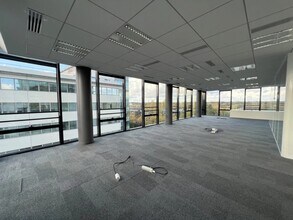 8 Avenue De Lunca, Montigny-le-Bretonneux to rent Interior Photo- Image 1 of 3