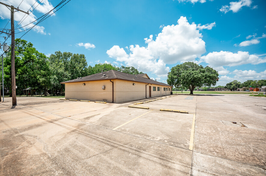 1105 Avenue H, Bay City, TX for sale - Building Photo - Image 3 of 25