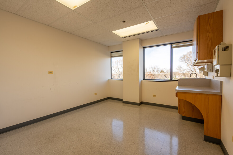 1111 Superior St, Melrose Park, IL for rent - Interior Photo - Image 3 of 13