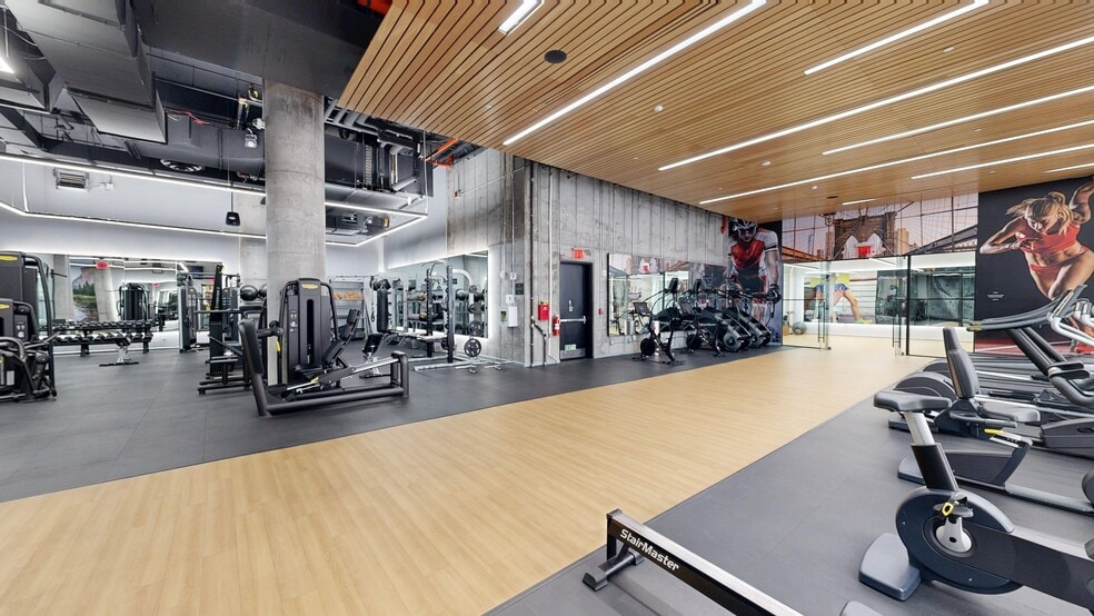 25 Kent Ave, Brooklyn, NY to rent - Matterport 3D Scan - Image 3 of 38