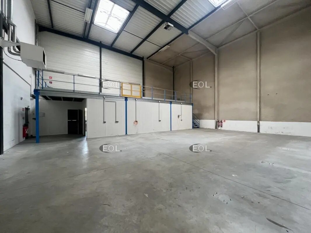 Light Industrial in Saint-Denis to rent Building Photo- Image 1 of 18