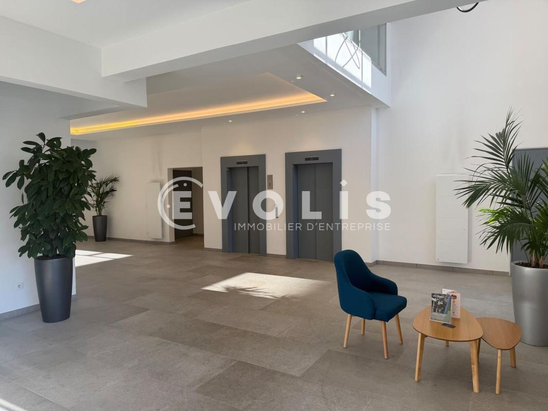 Office in Chevilly-Larue to rent Lobby- Image 1 of 8