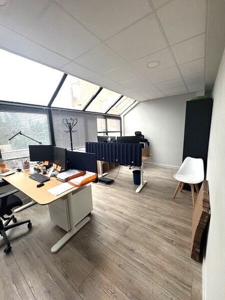Office in Champagne-au-Mont-d'Or to rent - Interior Photo - Image 1 of 6