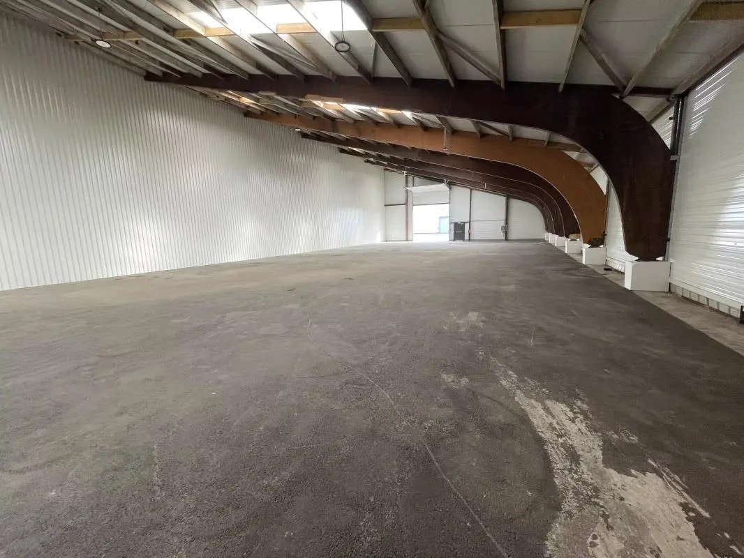 Light Industrial in Bassens to rent Interior Photo- Image 1 of 8