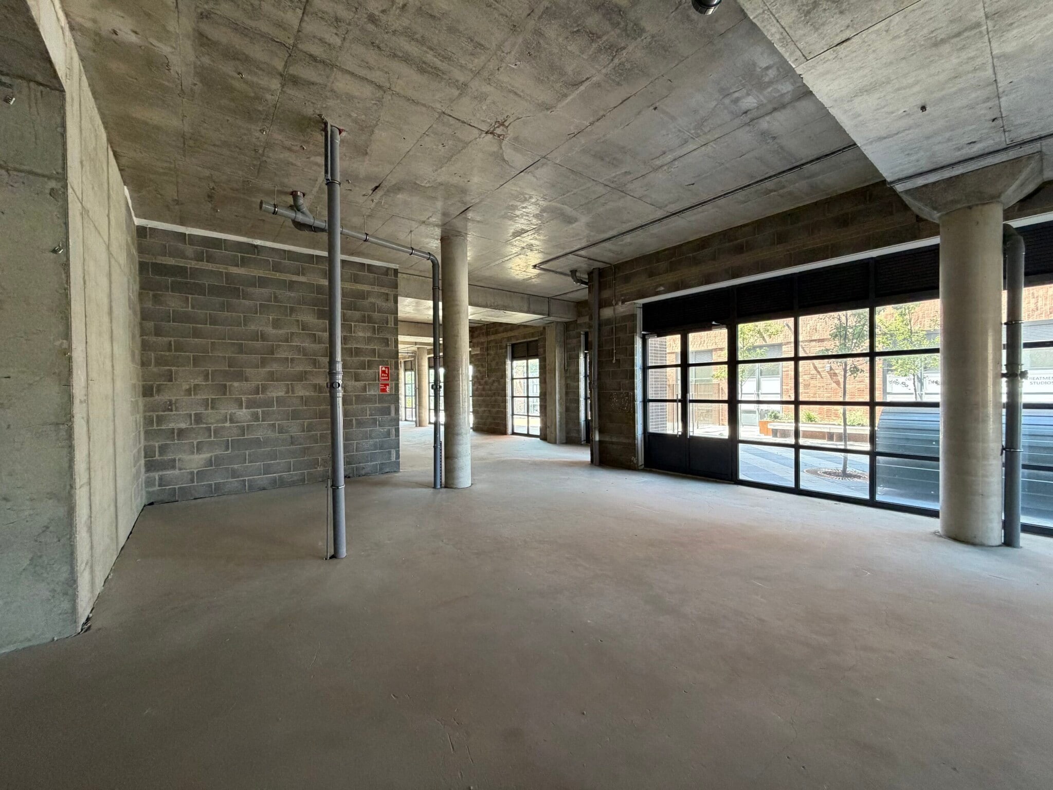104 Beresford Av, Wembley to rent Interior Photo- Image 1 of 2