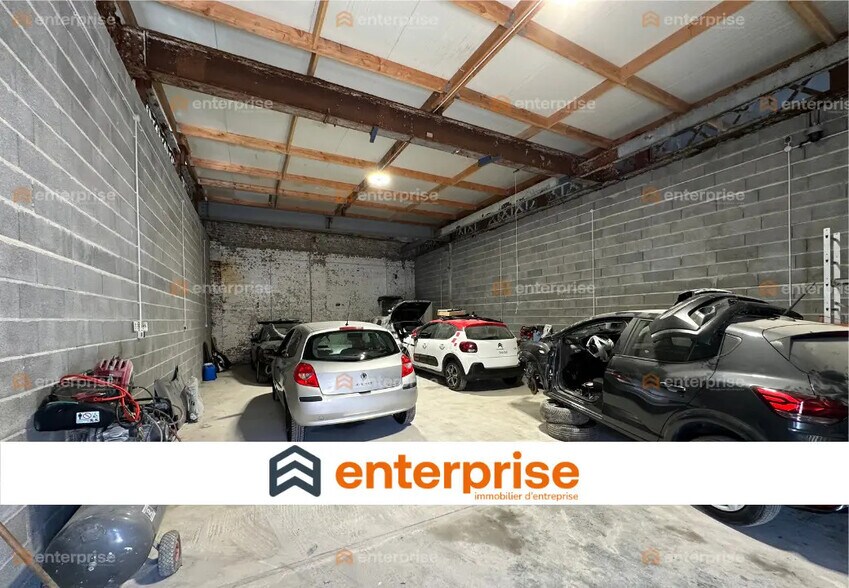 Light Industrial in Roubaix to rent - Interior Photo - Image 1 of 4