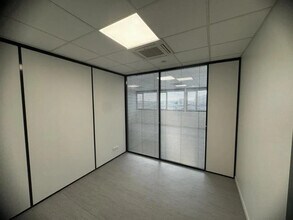 10 Chaussée Jules César, Osny to rent Building Photo- Image 2 of 14