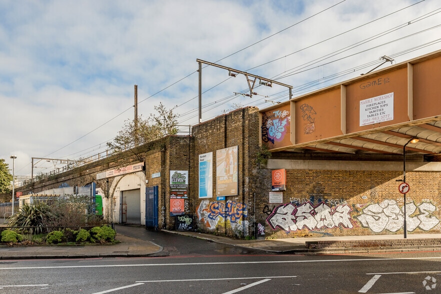 Burdett Rd, London to rent - Primary Photo - Image 1 of 5