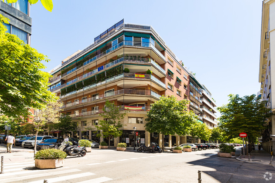 Calle Padilla, Madrid, Madrid for rent - Primary Photo - Image 1 of 2