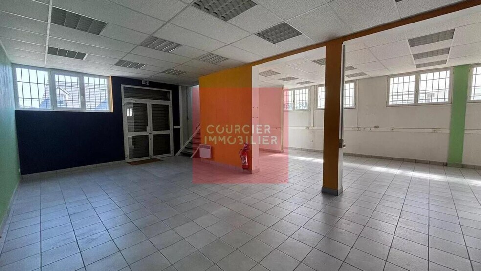 29 Rue De Rodon, Le Mesnil-Saint-Denis for sale - Interior Photo - Image 3 of 21