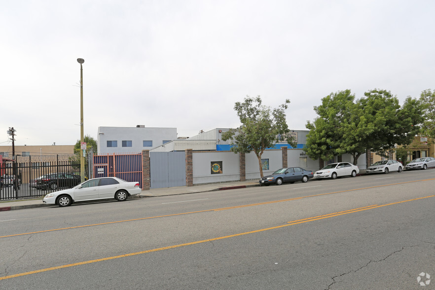 7119 Owensmouth Ave, Canoga Park, CA for rent - Primary Photo - Image 1 of 6