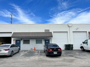 1900-2261 NW 29th St, Oakland Park, FL for rent Building Photo- Image 1 of 2