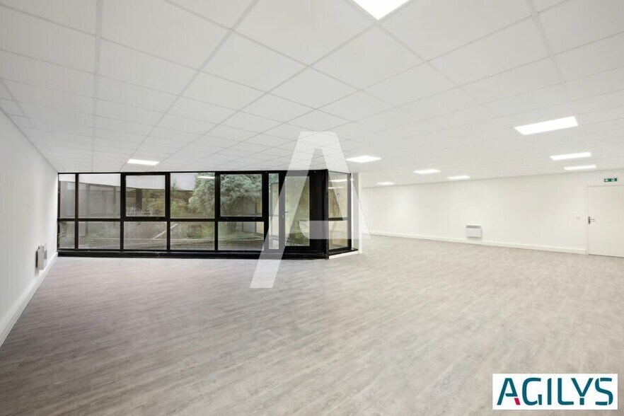 4 Avenue De Norvège, Villebon-sur-Yvette to rent - Interior Photo - Image 3 of 12