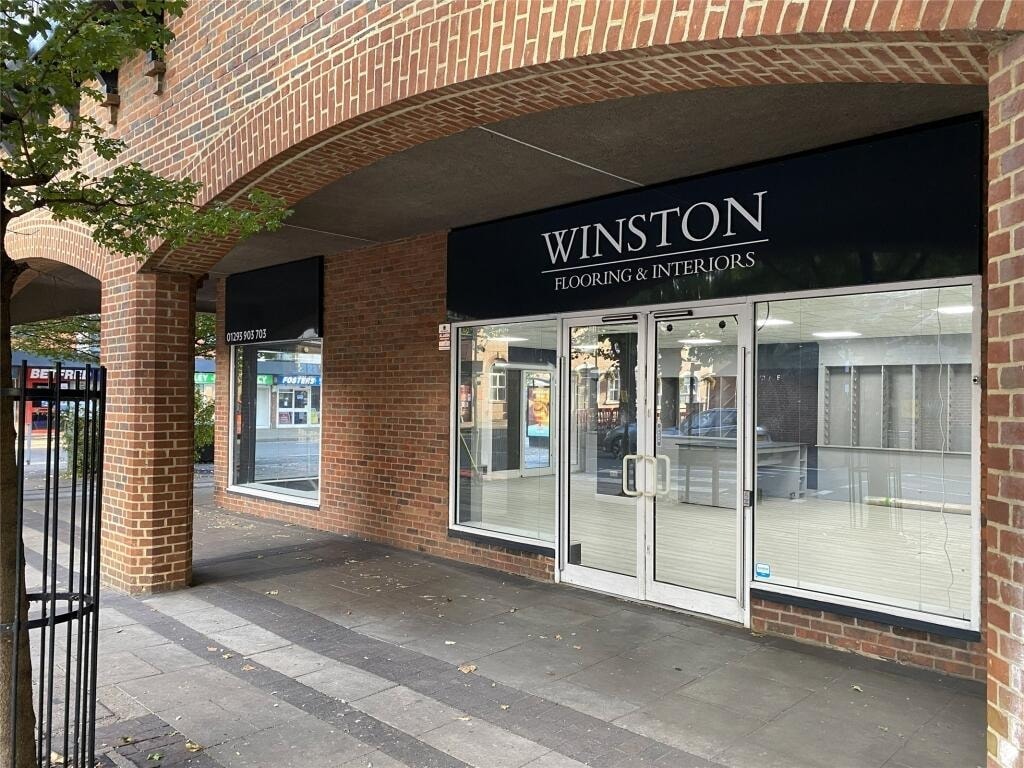 96 Victoria Rd, Horley to rent Building Photo- Image 1 of 5