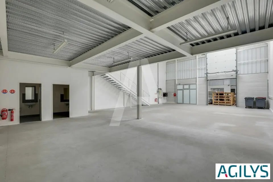 Location Local d'activités 293 m² - Photo 1