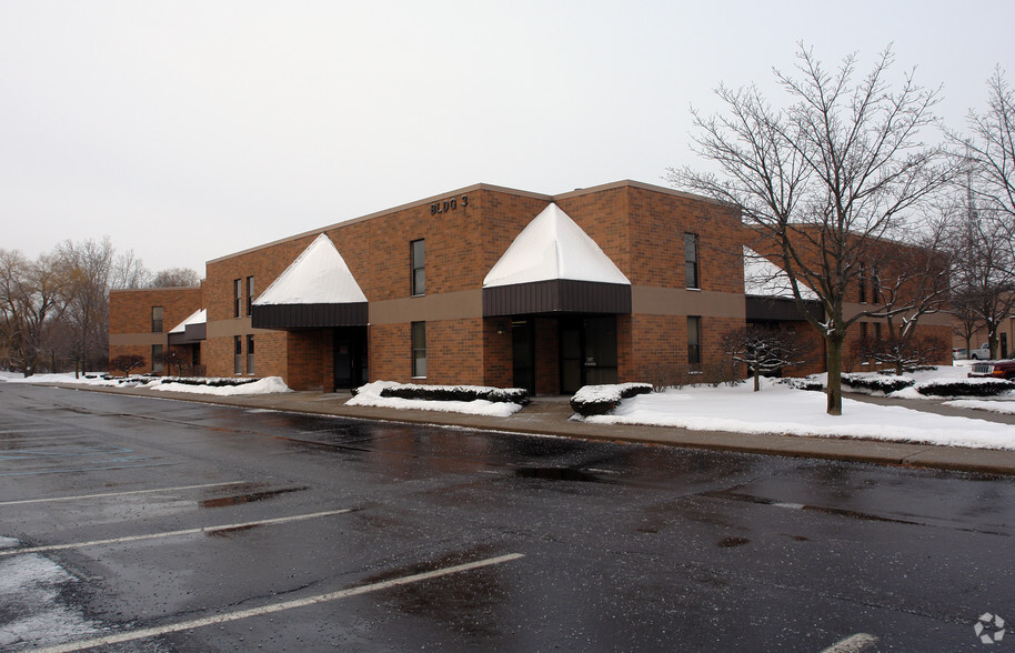 37550-37570 Hills Tech Dr, Farmington Hills, MI for rent - Building Photo - Image 1 of 8