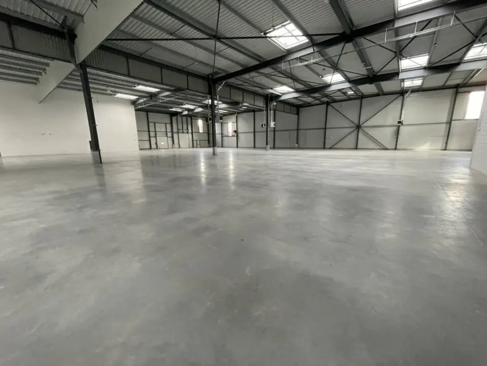 Location Entrepôt 1 298 m² - Photo 1