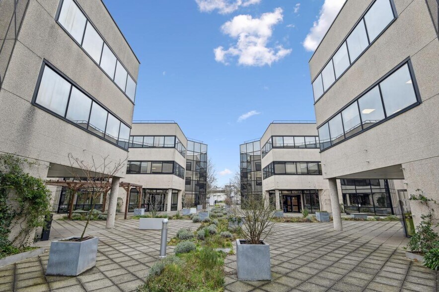 Light Industrial in Nanterre to rent - Building Photo - Image 2 of 2
