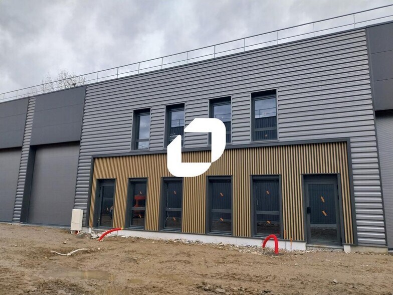 Light Industrial in Vénissieux to rent - Building Photo - Image 1 of 12