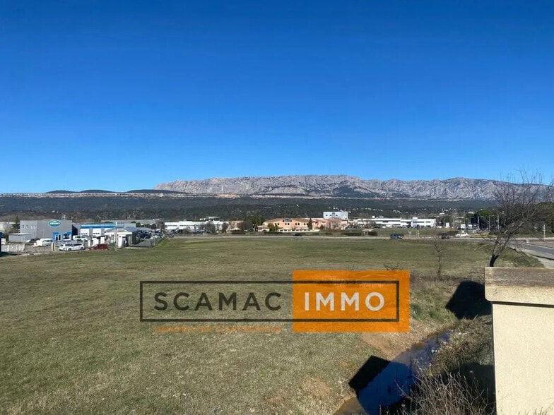 Office in Rousset to rent - Aerial - Image 3 of 4