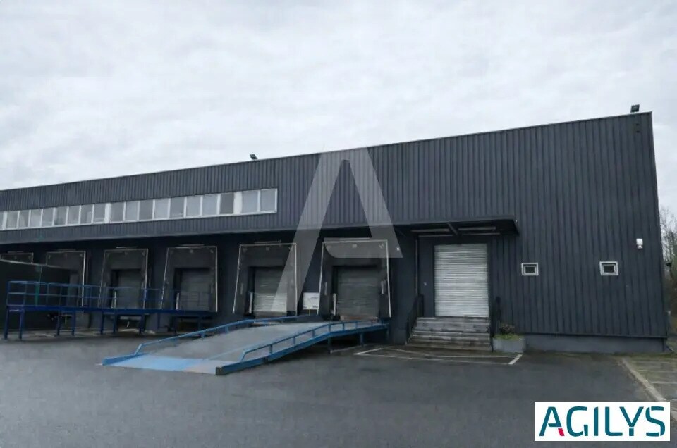 Location Entrepôt 3 841 m² - Photo 1