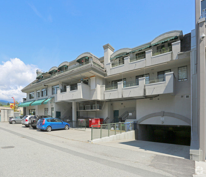 3065-3069 Edgemont Blvd, North Vancouver, BC for sale - Building Photo - Image 2 of 4