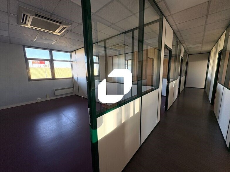 Office in Bron to rent - Interior Photo - Image 2 of 5