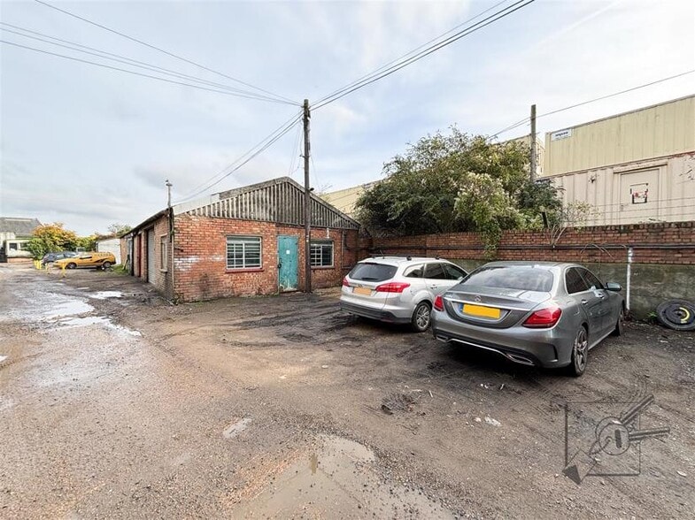 Wharf Rd, Gravesend to rent - Building Photo - Image 2 of 3