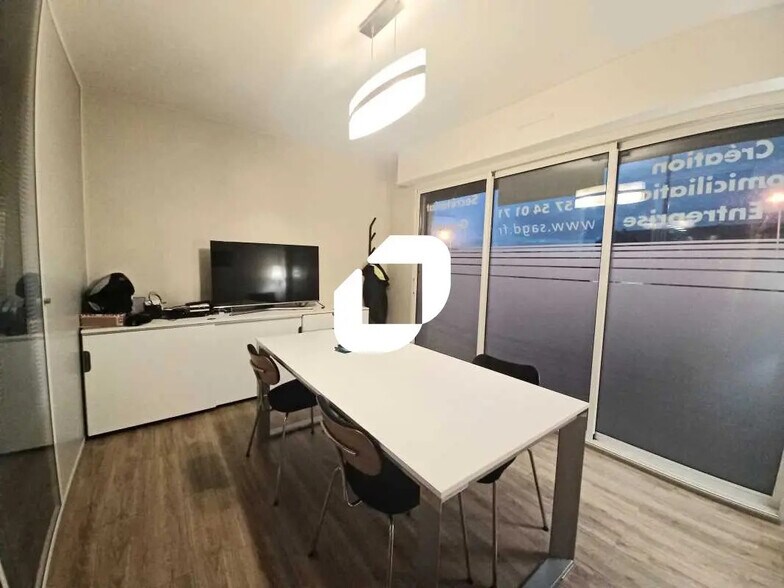 Office in Cenon to rent - Interior Photo - Image 2 of 6