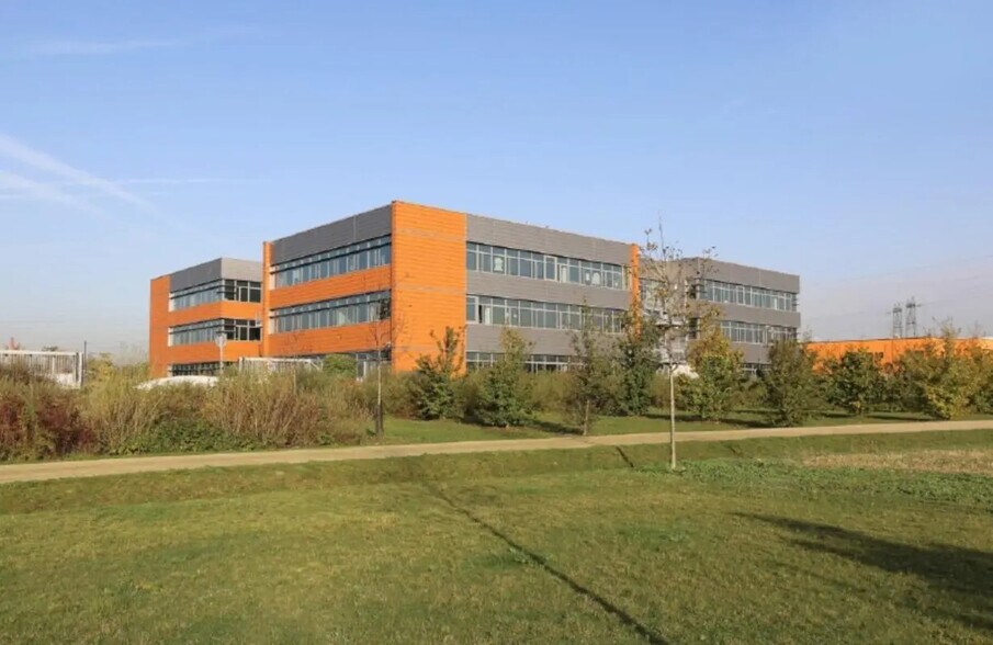 8 Avenue Des Louvresses, Gennevilliers to rent - Building Photo - Image 3 of 14