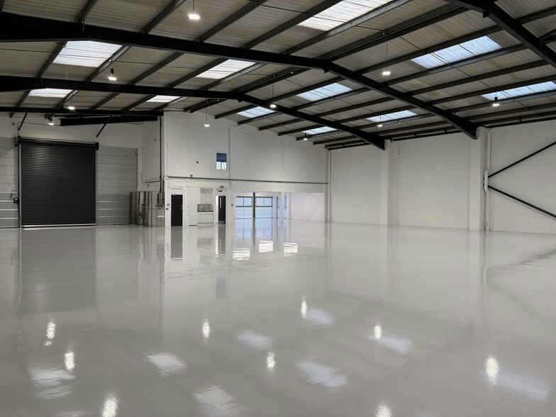 Brooklands Clos, Sunbury On Thames to rent - Building Photo - Image 3 of 10