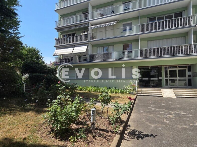 Office in Ivry-sur-Seine for sale - Building Photo - Image 2 of 8