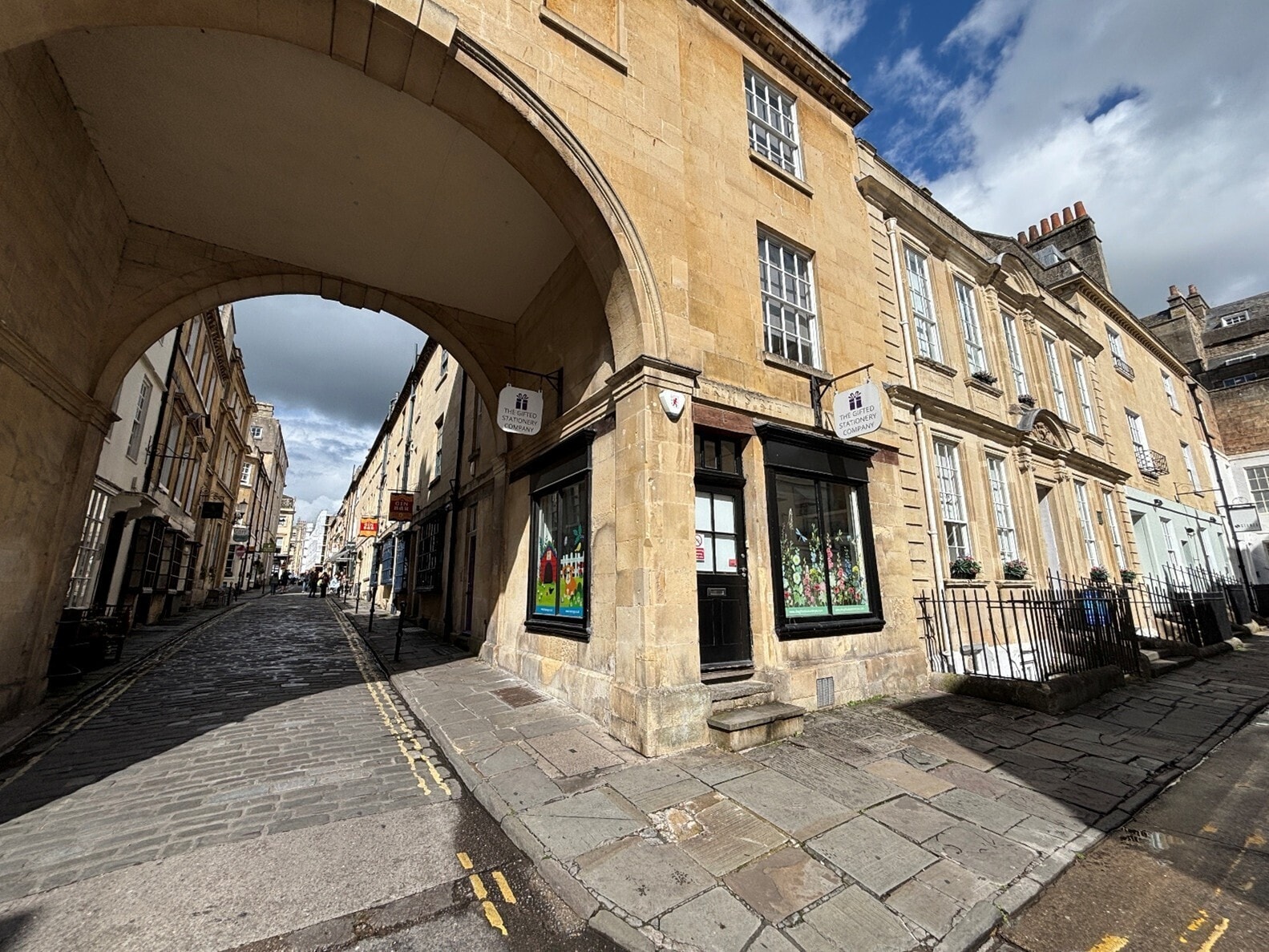 1 Queen St, Bath to rent Primary Photo- Image 1 of 4