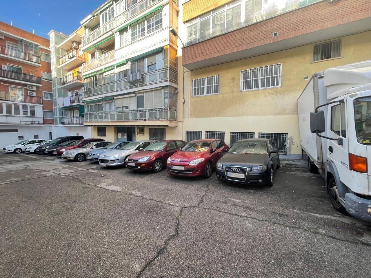 Calle de Recalde portfolio of 2 properties for sale on LoopNet.co.uk Primary Photo- Image 1 of 18