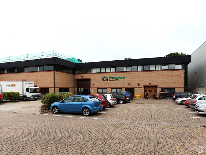 Newton Rd, Crawley to rent - Building Photo - Image 3 of 4