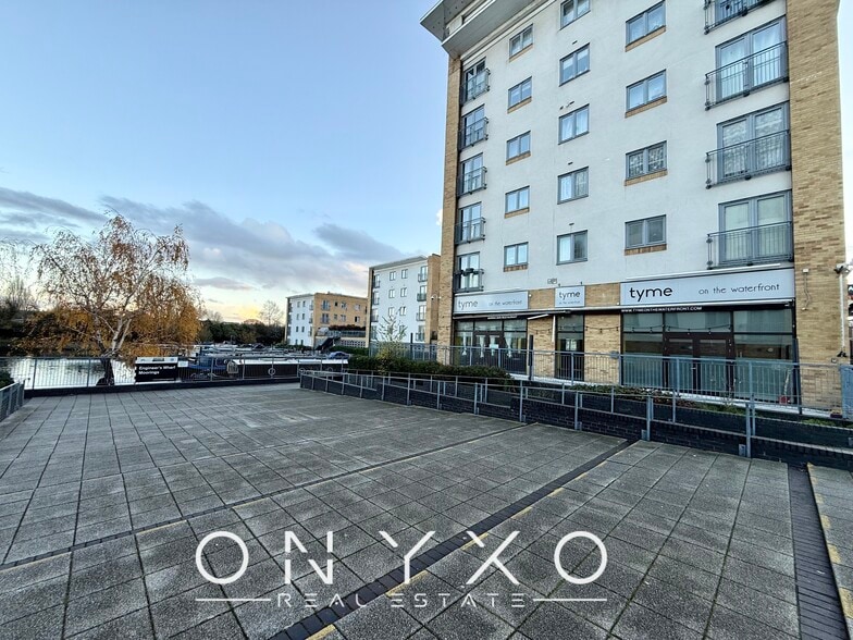 9 Higham Mews, Northolt to rent - Primary Photo - Image 1 of 4