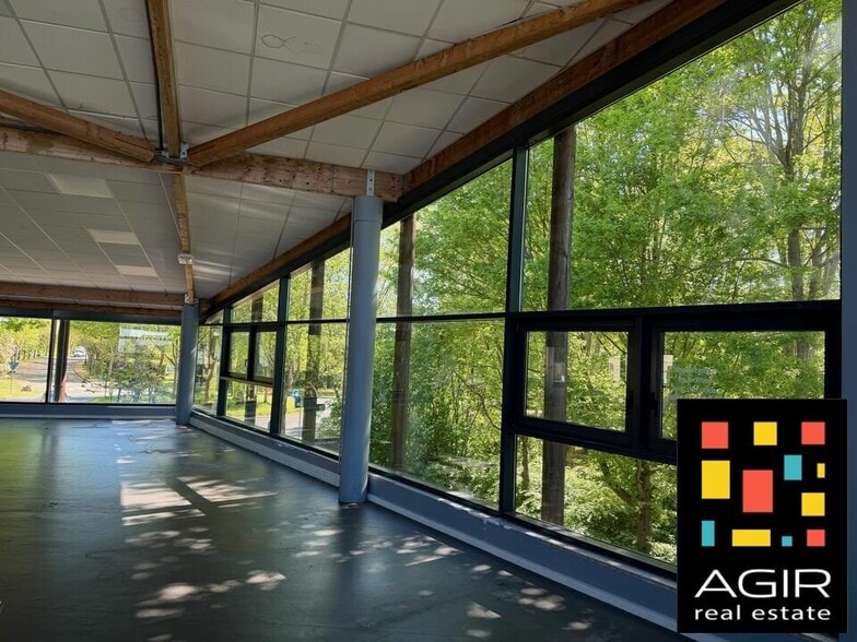 Retail in Serris to rent - Interior Photo - Image 1 of 3