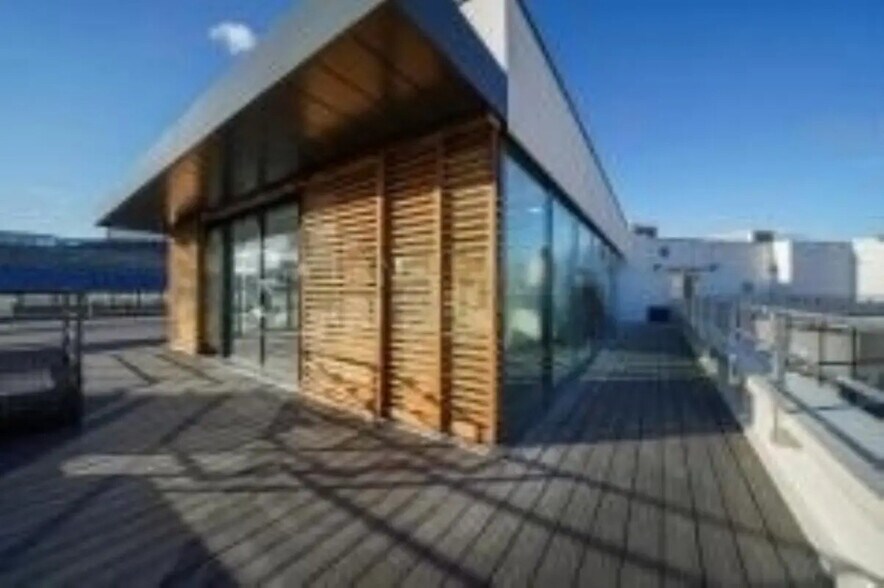 4 Place Des Ailes, Boulogne-Billancourt to rent - Building Photo - Image 2 of 9