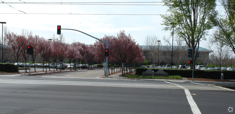 230 W Tasman Dr, San Jose, CA for rent - Building Photo - Image 3 of 10