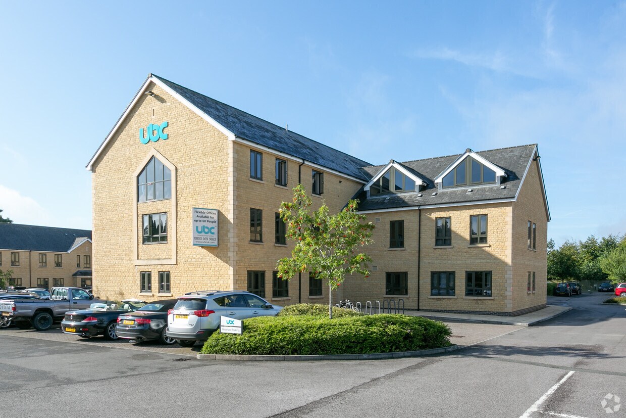 Tetbury Rd, Cirencester to rent Primary Photo- Image 1 of 19