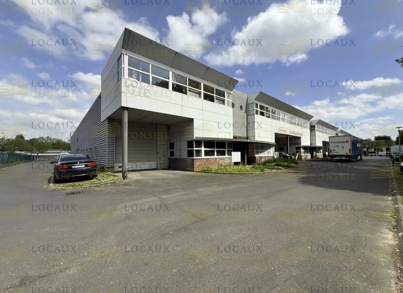 Light Industrial in Bondy to rent - Building Photo - Image 3 of 5