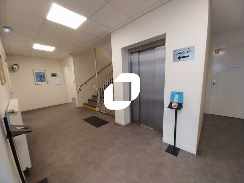 Office in Les Clayes-sous-Bois for sale - Lobby - Image 2 of 8