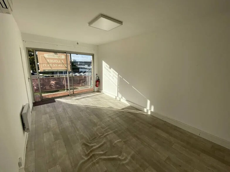 Office in Cenon for sale - Interior Photo - Image 2 of 10