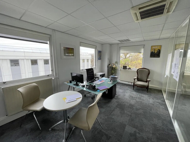 9 Chaussée Jules César, Osny to rent - Interior Photo - Image 3 of 4