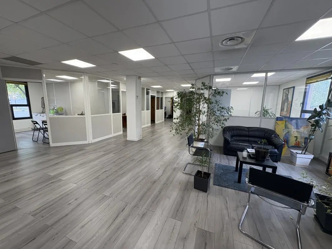 Office in Marseille to rent Building Photo- Image 1 of 13