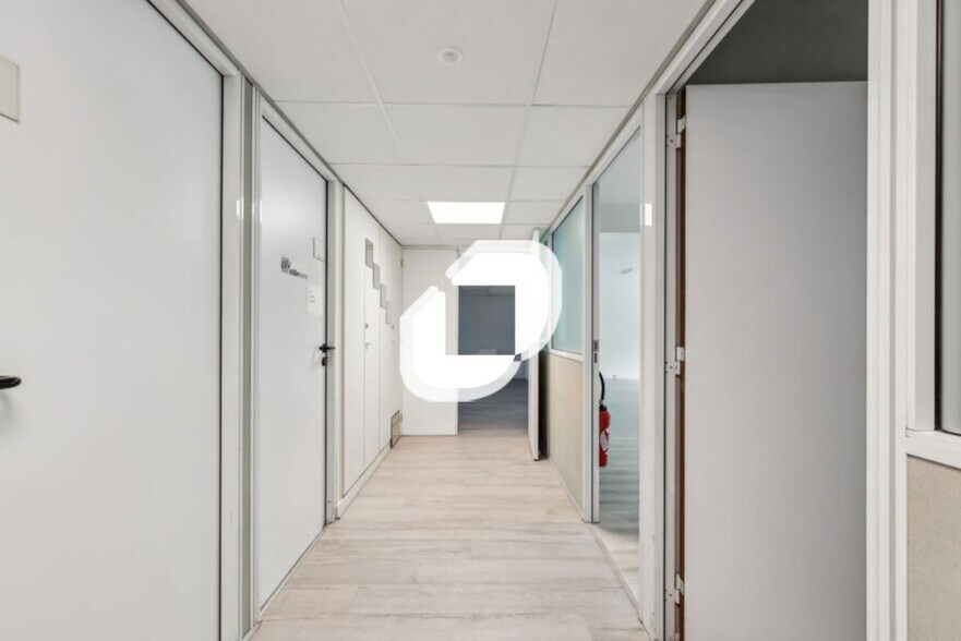 Office in Champs-sur-Marne to rent - Interior Photo - Image 3 of 3